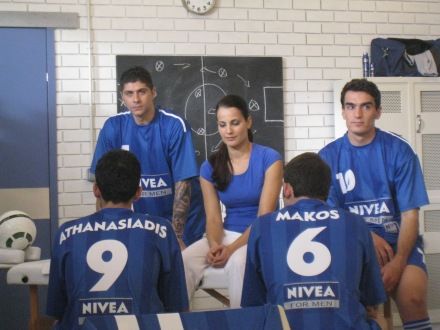 Διεθνείς μαθαίνουν ποδοσφαιρική ορολογία σε νεαρή κοπέλα!